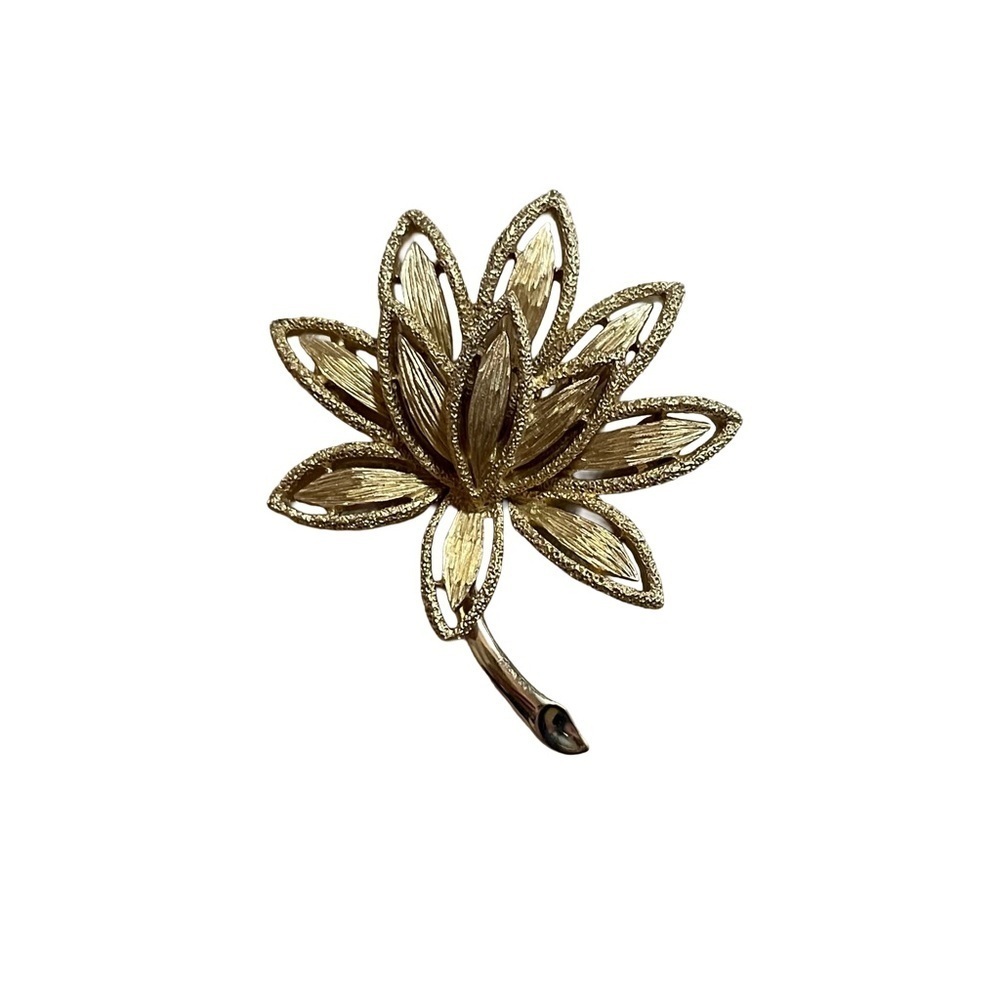 AVON Gold tone vintage Leaf Brooch signed - Picture 2 of 4